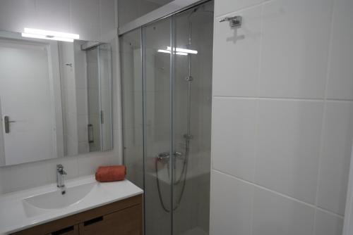 Apartamento frente al mar con una amplia terraza y vistas a la bahía