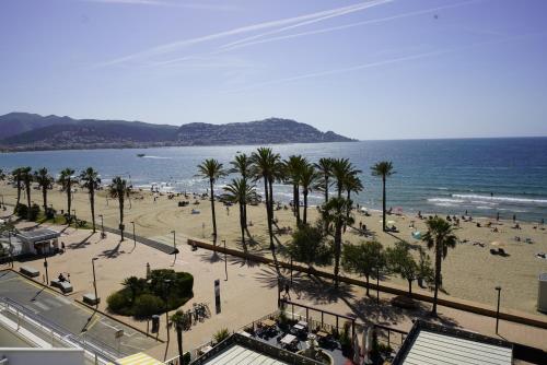 Apartamento frente al mar con una amplia terraza y vistas a la bahía