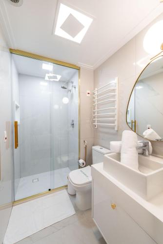 Bilik mandi di Rosemari's Apartments 4 Studios Luxuosos