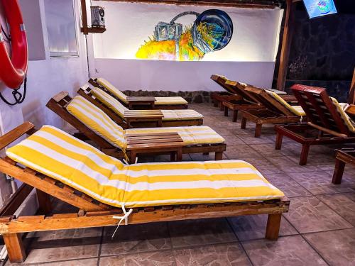 a room filled with wooden tables and chairs at Best Western Posada Chahue in Santa Cruz Huatulco