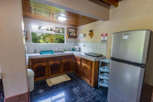 Cabañas Valle Campanas - Monteverde, Costa Ricaにあるキッチンまたは簡易キッチン