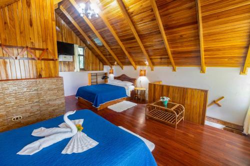 Cabañas Valle Campanas - Monteverde, Costa Ricaにあるベッド
