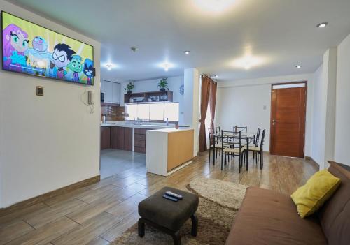 a living room and kitchen with a couch and a table at Amplio y Acogedor Departamento Familiar,Full Equipado, Bello y Céntrico in Trujillo