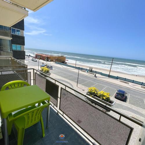 a balcony with a table and a view of the beach at Vista Oceano Azul in Vieira de Leiria