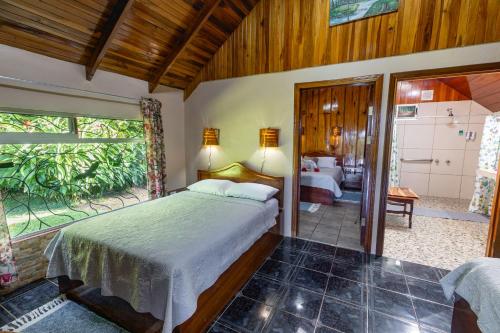 Cabañas Valle Campanas - Monteverde, Costa Ricaにあるベッド