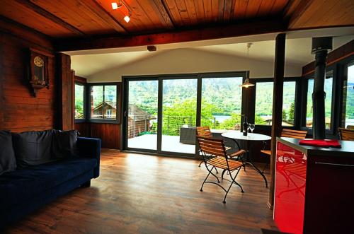 een woonkamer met een bank en een tafel bij Lake View Chalet in Bönigen