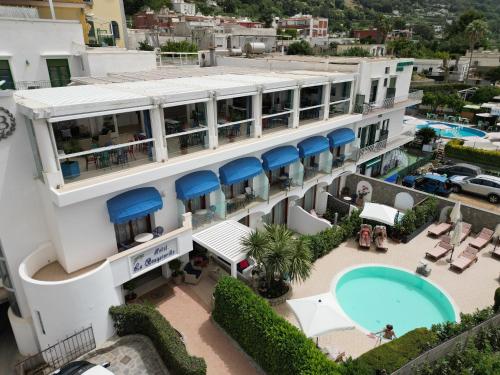 アナカプリにあるCapri Bougainville Luxury Boutique Hotelのスイミングプール付きのホテルの空中ビュー