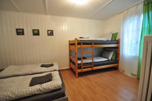 Palanda nebo palandy na pokoji v ubytování Interlaken Town House Sleeps 12 guests Central