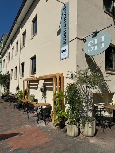 a restaurant with tables and chairs in front of a building at Südstadt-Hotel Wilhelmshaven in Wilhelmshaven