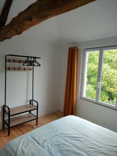 une chambre avec un lit et une fenêtre dans l'établissement La petite maison, à Saint-Antonin