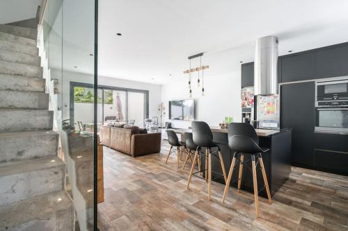une cuisine et un salon avec une table et des chaises dans l'établissement A beautiful house with garden, 7 guests, à Argenteuil