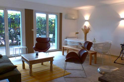 un salon avec une table et des chaises dans l'établissement Apartment with beautiful terrace close to the sea, à Six-Fours-les-Plages