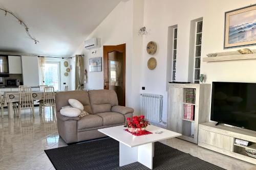 a living room with a couch and a tv at Luxury Home Cabras Centro in Càbras