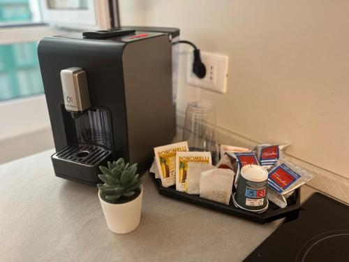 un bancone con macchinetta del caffè e un vassoio di prodotti alimentari di La casa di Marge a Sanremo