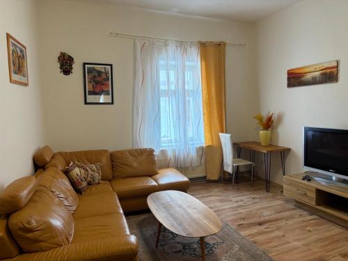 una sala de estar con un sofá y una mesa en Nette Wohnung in der Altstadt 2, en Cheb