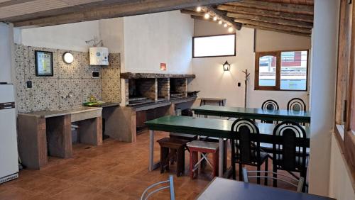 eine Küche mit Tischen und Stühlen in einem Raum in der Unterkunft Departamentos Momo in San Bernardo