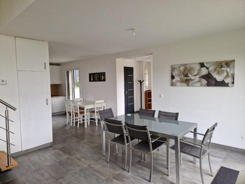 une salle à manger avec une table et des chaises dans l'établissement Maison neuve proche Versailles et Paris, à Morainvilliers
