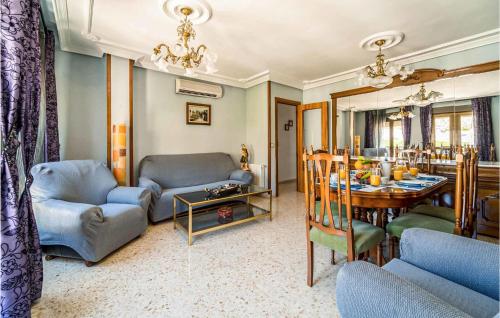 Posedenie v ubytovaní 3 Bedroom Cozy Apartment In Pegalajar