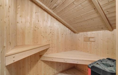 eine Holzsauna mit einem Holzregal darin in der Unterkunft 3 Bedroom Cozy Home In Højslev in Højslev