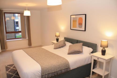 a bedroom with a bed and a window at Spacious 2 Bed 2 Bath Apartment & Free Parking - LGW 10min drive in Crawley