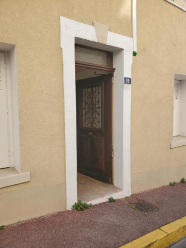 une porte marron dans un bâtiment avec une entrée dans l'établissement Appartement style Loft avec Jacuzzi à 150m de la plage, à Toulon
