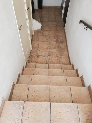 un escalier avec un sol carrelé dans un couloir dans l'établissement Appartement style Loft avec Jacuzzi à 150m de la plage, à Toulon