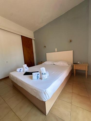 Postel nebo postele na pokoji v ubytování Kavos Hotel