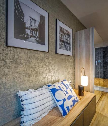 une chambre avec un lit avec un oreiller dessus dans l'établissement R'Apparts Studio Le Luxury N6, à Grenoble