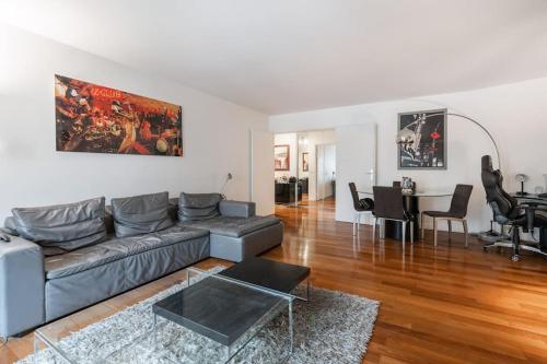 un salon avec un canapé et une table dans l'établissement Appartement Paris Centre, à Paris