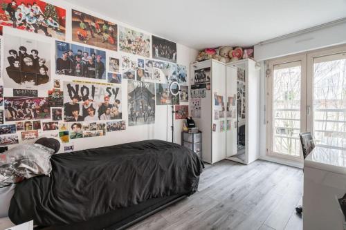 une chambre avec un tas de photos sur le mur dans l'établissement Appartement Paris Centre, à Paris