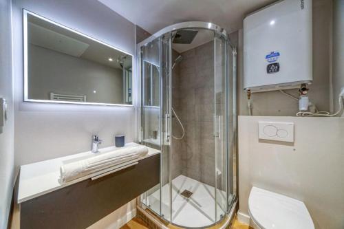 une salle de bain avec une douche, des toilettes et un lavabo dans l'établissement R'Apparts Studio Le Luxury N6, à Grenoble