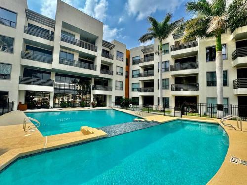 een zwembad voor een groot appartementencomplex bij Luxury Condo with Pool and Jacuzzi in Mission