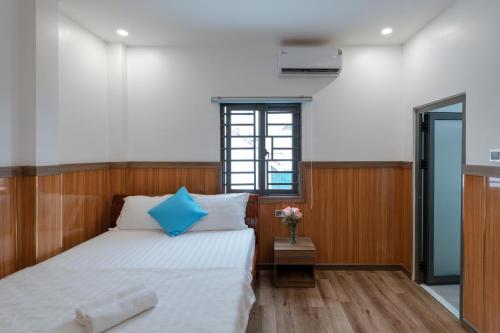 a bedroom with a bed and a window at Khách Sạn HIỆP PHONG in Phú Quốc