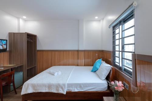 a bedroom with a bed and a window at Khách Sạn HIỆP PHONG in Phú Quốc