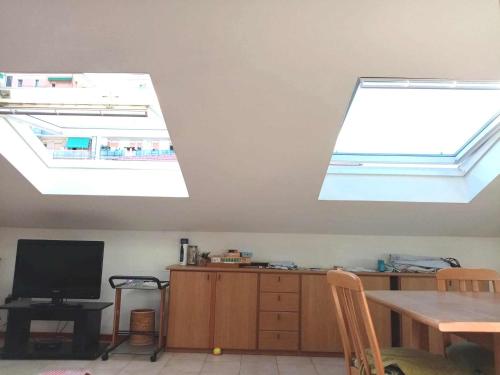 TV a/nebo společenská místnost v ubytování Mansarda luminosissima vicino al mare