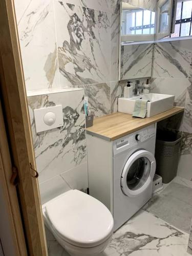 La salle de bains est pourvue de toilettes et d'un lave-linge. dans l'établissement Maisonnette centre de Fouras, à Fouras
