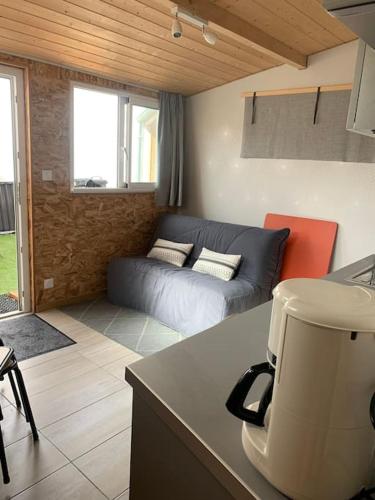 - un salon avec un canapé dans l'angle de la chambre dans l'établissement Maisonnette centre de Fouras, à Fouras