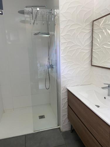 une salle de bain avec douche et lavabo dans l'établissement Marisol, à Moliets-et-Maa