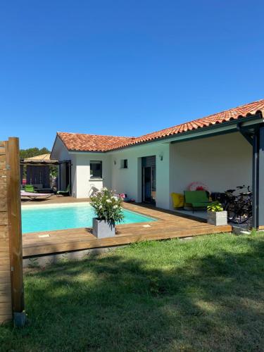 une cour arrière avec une piscine et une maison dans l'établissement Marisol, à Moliets-et-Maa