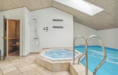 Πισίνα στο ή κοντά στο Lovely Home In Oksbøl With Sauna