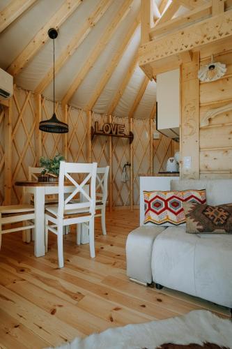 Χώρος καθιστικού στο Jurta na Wypasie - luksusowy namiot z widokiem na góry - Jacuzzi, Sauna, Split AC, Private, Star View