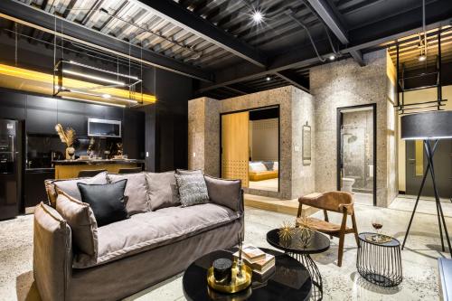 uma sala de estar com um sofá e uma mesa em Downtown Designer Apartments by ULIV em Tijuana