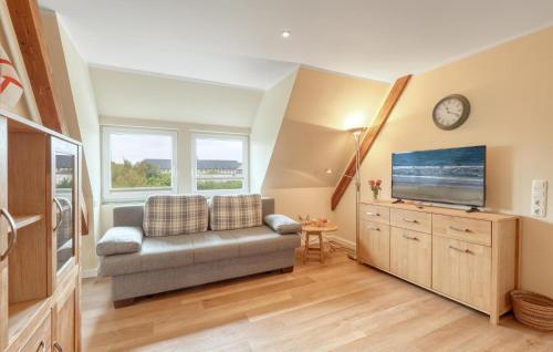 un soggiorno con un divano e una TV di 3 Bedroom Gorgeous Apartment In List a List