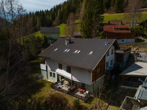 an overhead view of a house with a roof at Alpenglück - Ferienwohnung in Bad Kleinkirchheim