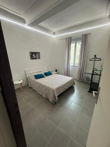 une chambre avec un lit avec des oreillers bleus dessus dans l'établissement CHEZ COCO ET HERVE étage, à Sigean