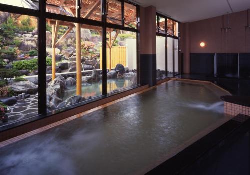 una piscina in una casa con giardino di Misakitei a Kami Amakusa
