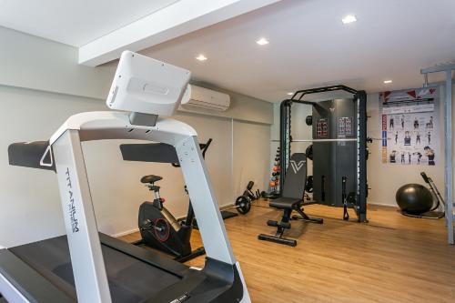 a gym with a treadmill and several exercise bikes at Studios Rio Branco by Viva - Prédio moderno, aptos com cama king-size no centro de Floripa in Florianópolis