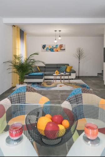 un salon avec un bol de fruits sur une table dans l'établissement Sublime maison, à Saint-Mitre-les-Remparts
