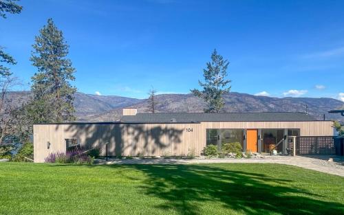 a modern house with a green yard at Kelowfornia Lakeview Retreat in Kelowna