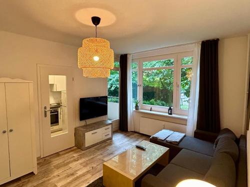 Μια τηλεόραση ή/και κέντρο ψυχαγωγίας στο Gemütliche zentralgelegene 2 Zimmer Wohnung in Hamburg